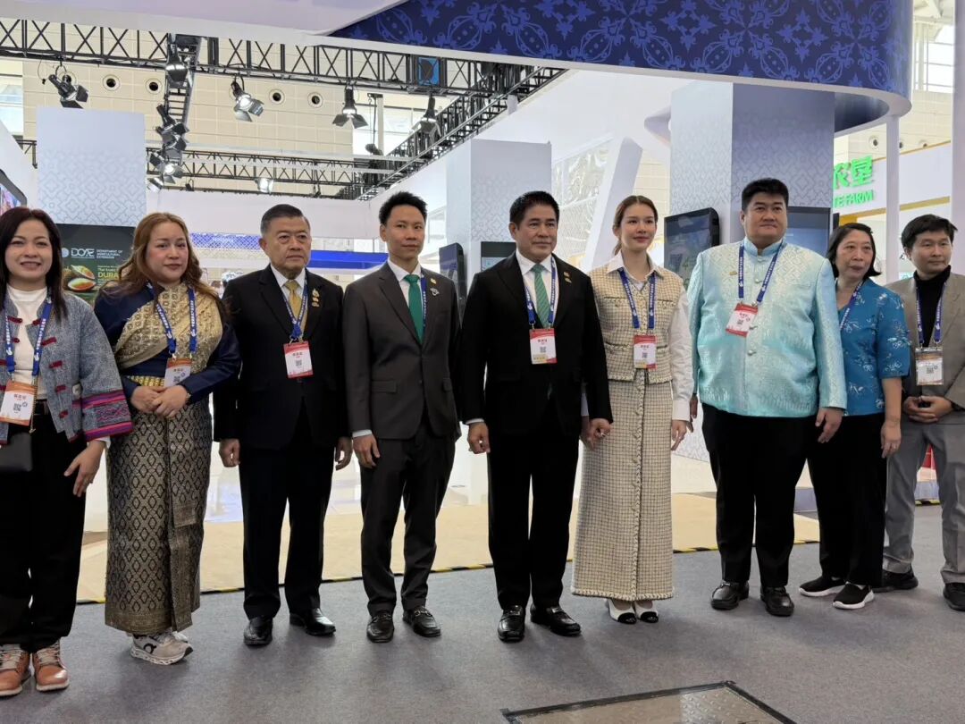 รองนายกฯ ธรรมนัส”นำทัพไทยบุกงานเกษตรนานาชาติ เทียนจิน โชว์ศักยภาพสินค้า เกษตรพรีเมียม ดันไทยสู่ศูนย์กลางอาหารโลก ขยายความร่วมมือการค้า ฉลอง 50 ปีสัมพันธ์ทางการทูตไทย–จีน สร้างโอกาสเกษตรกรไทยเชื่อมตลาดโลก » เรื่องเล่าข่าวเกษตร