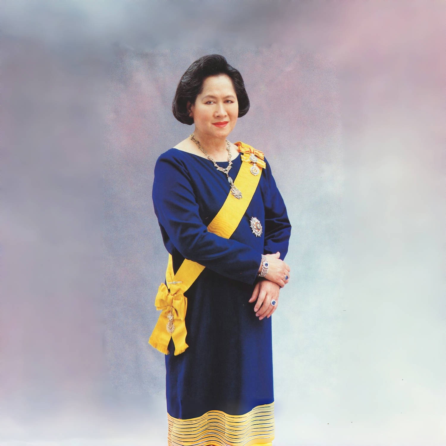 瓦莱拉隆功亲王殿下，即佩奇拉布里拉贾西林通王，对泰国女性的教育深表关怀。因此，在1932年6月4日，他慷慨地将一栋建筑及其周边约4莱（泰国土地面积单位）的土地赠予教育部，用以创立佩奇拉布里瓦莱拉隆功师范学院。该学院现位于曼谷拉差贴威区通帕亚泰路的佩奇拉布里路153号。当时，学院接收了从班加玛拉查莱学校转来的师范生和高中生（7-8年级）。首任校长为尼腊拉·班尼迪沃拉萨恩教授。学院简称“P”，并以绿色作为校色，因为绿色是亲王诞辰之日的象征色。自成立以来，这所教育机构在师范教育与普通教育领域均表现出色，并随着时代的发展不断调整和优化其身份与名称